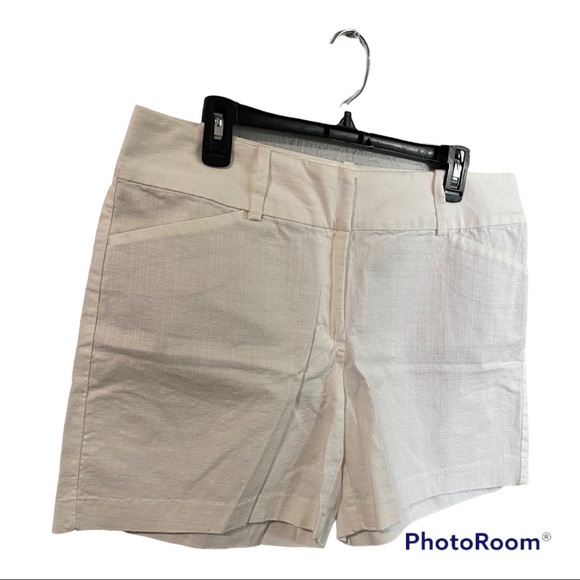 Ann Taylor Signature Relaxed white short: size 12 - Picture 4 of 6